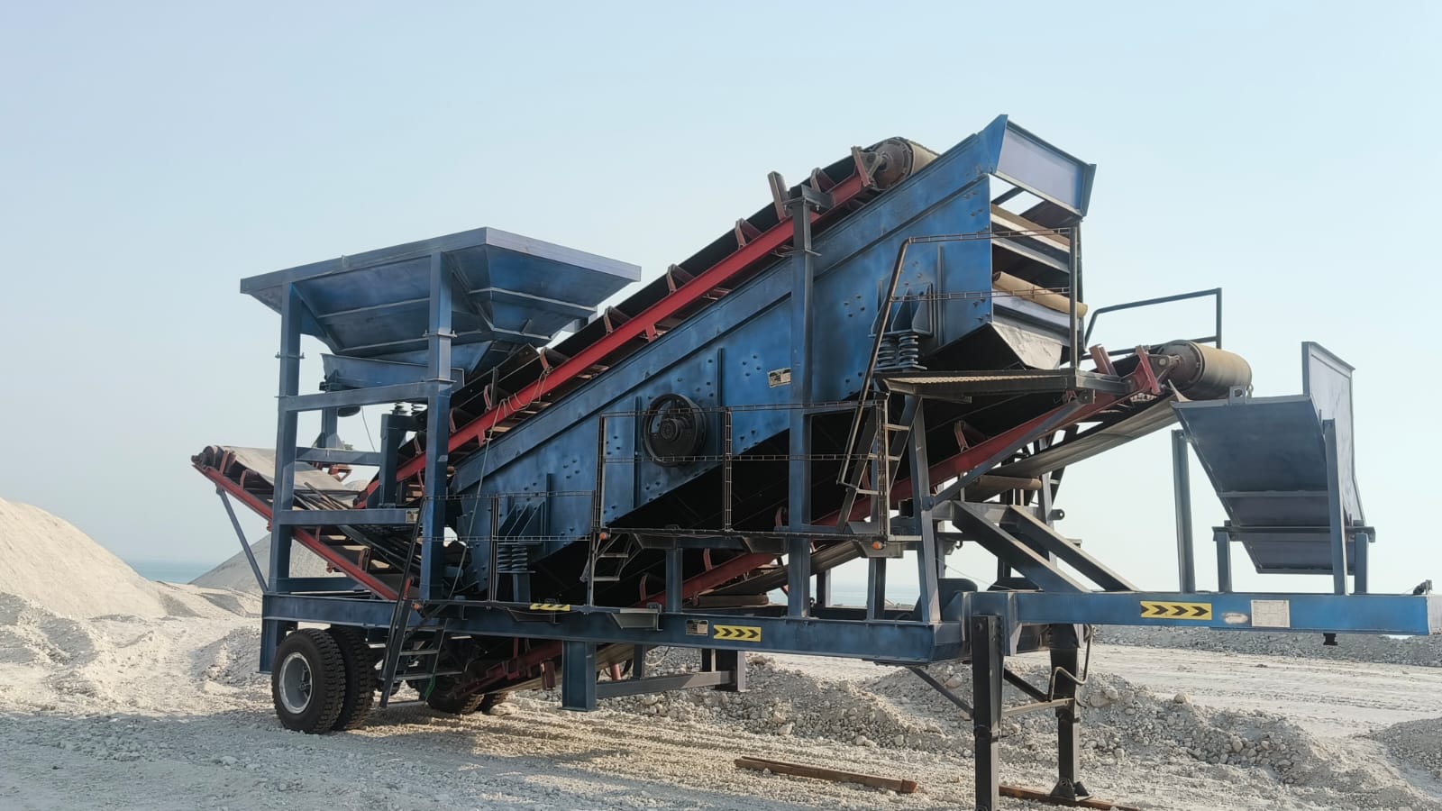 Mobile processing screening plant separating construction material sizes on site